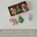 Coffret de bougies parfumées de Noël en forme de bonhomme de pain d'épices et de sapin. - Bal de Noël du Bonhomme de Pain d'Épices (Pain d'Épices Saluant + Sapin aux Grands Yeux + Bonhomme de Neige aux Cache-Oreilles) / Boîte cadeau