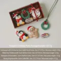 Christmas scented candle gift set with cute penguin, gingerbread man, and wreath designs. - Penguin's Christmas Party (Santa Hat Penguin + Bow Wreath + Sign + Waving Gingerbread) / Gift Box