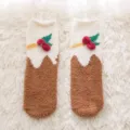 Gemütliche Weihnachtssocken für Damen, dicke Korallenfleece Wintersocken mit süßen Bommeln - 1 Paar (Socken ohne Verpackung) / Braun-weißes Patchwork mit roten Bällen und Blättern