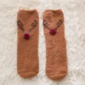 Niedliche braune flauschige Weihnachtssocken aus Korallenfleece mit Rentiergeweih und roter Nase. - Socken Ohne Verpackung / Weihnachtssocken 11