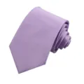 Cravatta da uomo in tinta unita viola chiaro classica, elegante accessorio da lavoro. - Lavanda