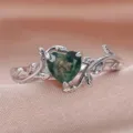 Primer plano de anillo corazón de ágata musgosa verde con diseño de rama delicada. - Talla 6 / Oro blanco