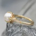 Primer plano de anillo de perlas doradas con circones brillantes, elegante detalle retro. - Talla 6 / Dorado