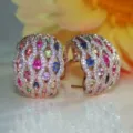 Nahaufnahme von luxuriösen Roségold Pave Mehrfarbig Edelstein Kuppel Ohrringen mit Zirkonen. - Ohrstecker (E5310)