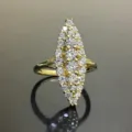 Primer plano detallado del lujoso anillo de cóctel chapado en oro con piedras. - Talla 5 / Dorado