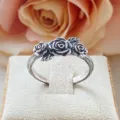 Nahaufnahme des Vintage Silber Rosenrings mit detaillierten Blumenmustern und Ast-Schiene. - Größe 6 / Antiksilber