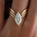 Exquisiter markasiförmiger Diamant Chevron Stapelring für Damen, eleganter vergoldeter Schmuck. - Größe 6 / Goldfarben A373