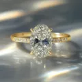 Exquisito detalle de un anillo de oro con piedra ovalada y cuatro garras, ideal para novias. - Talla 6 / A322 Oro