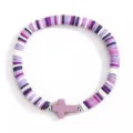 Vue detaillee d'un bracelet tendance en perles d'argile heishi avec un pendentif croix violet. - Mauve Clair