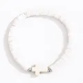 Détail du bracelet de perles heishi blanches avec pendentif croix style bohème chic. - Blanc