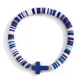 Vue rapprochée détaillée du bracelet de perles heishi en argile polymère croix bleue - Bleu saphir