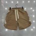 Vista dettagliata di pantaloncini casual marroni lavati con ricamo laterale e coulisse. - Taglia S / Pantaloni e gonne / Marrone Lavato
