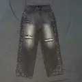 Gros plan sur un jean en denim délavé et usé avec des strass étincelants sur les côtés. - S / Bas / Noir