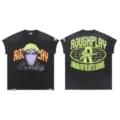 Vista detallada de camiseta streetwear negra de manga corta con pedrería y estampados gráficos. - S / Negro