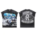 Camiseta streetwear de manga corta con estampado detallado de astronauta y coche vintage. - S / Negro
