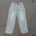 Jean en denim délavé taille haute avec strass et détails déchirés style urbain chic. - S / Bas / Bleu