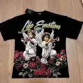 Vista detallada de la camiseta negra de manga corta con letras de pedrería y gráfico de ángel. - S / 22