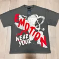 Camiseta gráfica de manga corta gris oscura con estampado de cupido y estilo urbano. - S / 2
