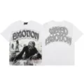 Vista detallada de la camiseta streetwear con motivo de zombi gótico y letras brillantes. - S / 24
