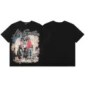 Primer plano de la camiseta streetwear negra con detalles de pedrería brillante. - S / 20