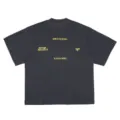 Detailaufnahme des Streetwear T-Shirts mit auffälligen gelben Typografie-Drucken auf der Brust. - S / Oberteile / Marineblau