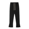 Vista dettagliata dei pantaloni felpati neri con coulisse spessa e fondo con spacchetto. - Taglia S / Pantaloni e gonne / Nero
