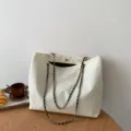 Sac cabas décontracté en velours côtelé, sac bandoulière vintage à chaîne, grand sac chic. - Blanc