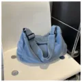 Sac à bandoulière décontracté en denim bleu pour femme, fourre-tout minimaliste et élégant. - Bleu clair