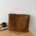 Sac cabas marron en velours côtelé avec chaîne, grand sac à épaule rétro pour femmes. - Marron