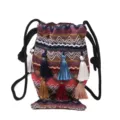 Sac seau tissé de style ethnique avec franges colorées et cordons de serrage noirs. - Marron