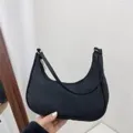 Sac à aisselle en nylon noir, élégant sac porté épaule demi-lune minimaliste pour femme. - Sangle Noire