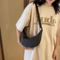 Sac bandoulière croissant en nylon noir, sac porté épaule tendance pour look quotidien style. - Noir