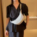 Sac bandoulière tendance en nylon en forme de croissant pour femme, sac porté épaule chic. - Blanc