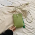 Petit sac bandoulière vert pour téléphone avec fermeture perle et gland élégant pour femmes. - Sans pendentif / Vert