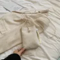 Sac bandoulière beige minimaliste pour téléphone avec perle et pompon élégant pour femmes. - Sans pendentif / Blanc