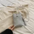 Sac bandoulière tendance pour téléphone femme avec perle et design de gland élégant. - Sans pendentif / Argent