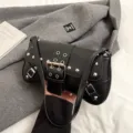 Sac a main bandouliere de moto en cuir noir avec rivets metalliques et boucles pour les femmes. - Noir