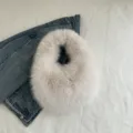 Sac à main duveteux blanc en peluche, fourrure synthétique douce et tendance pour femme en hiver. - Blanc