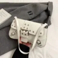 Sac a epaule blanc avec rivets metalliques et boucles style retro moto tres tendance. - Blanc