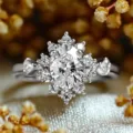Vista detallada de un brillante anillo de plata con circonita ovalada y diseño floral. - Talla 6 / Oro blanco