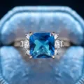 Detalle de anillo de piedra preciosa azul corte cojín con circonitas brillantes microengastadas. - Talla 6 / Oro blanco