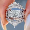 Hermoso juego de tres anillos apilables con corona, sol luna y banda brillante en forma de V. - Talla 6 / Oro blanco