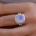 Primer plano detallado del anillo retro de piedra cuadrada con un brillo azul único. - Talla 7 / Azul claro