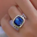 Vista detallada de anillo cuadrado vintage de piedra azul, elegante diseño de joyería de plata retro - Talla 7 / Azul marino