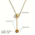 Gedetailleerd uitzicht van de gouden Y-ketting met strass cilinder hanger en fijne ketting. - 18K goud / Goud