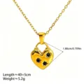 Détail du collier pendentif cœur doré, avec un design de cadenas et des étoiles en cristal. - Collier Pendentif Cœur Strass Noir / Or