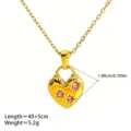 Gros plan détaillé du collier pendentif cœur en or avec des pierres roses scintillantes. - Collier Pendentif Cœur Strass Blanc / Or