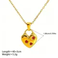 Vue détaillée du collier pendentif cœur doré avec des cristaux rouges en acier inoxydable. - Collier Pendentif Cœur Strass Rouge / Or