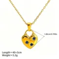 Vue détaillée du collier pendentif cœur doré avec des accents d'étoiles en cristal bleu scintillant. - Collier Pendentif Cœur Strass Bleu Foncé / Or