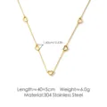 Collar con colgante de varios corazones de acero inoxidable bañado en oro vista detallada. - Collar Dorado